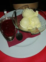 Vanilleeis Mit Heißen Himbeeren