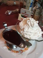 Vanilleeis Mit Sahne Und Heißen Himbeeren
